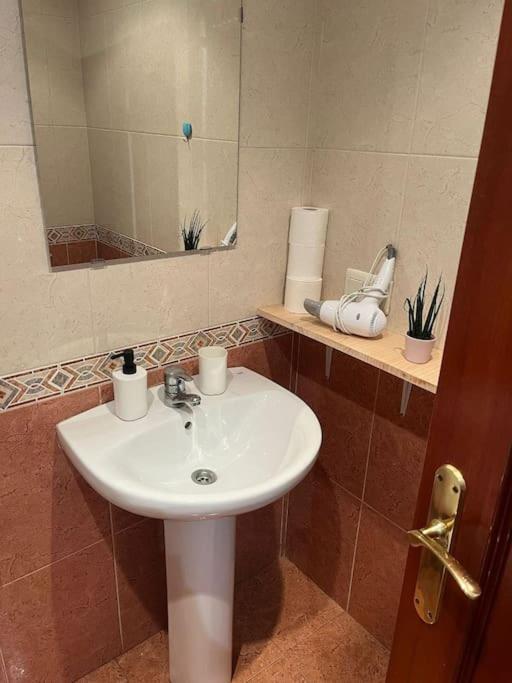 Acogedor Y Soleado Apartamento Recien Amueblado En Gijón Exteriör bild